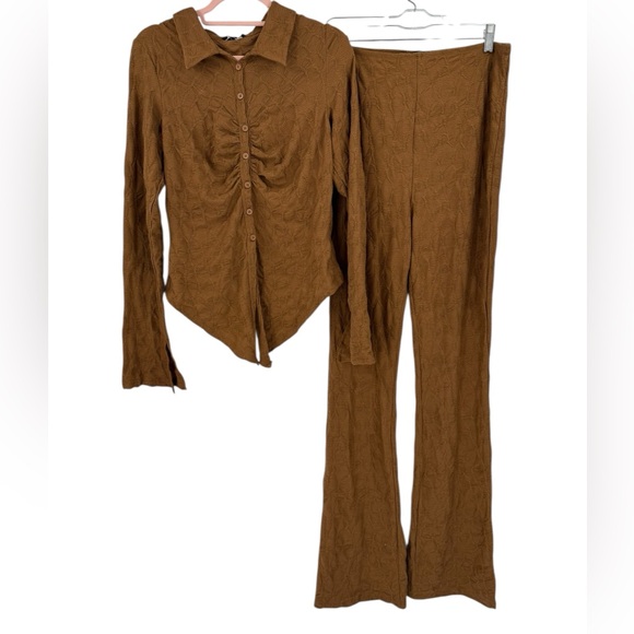 Fashion Nova NWT Liliana Brown Textured Pant Set Ruched Button Top Flare Pants - Picture 5 of 16